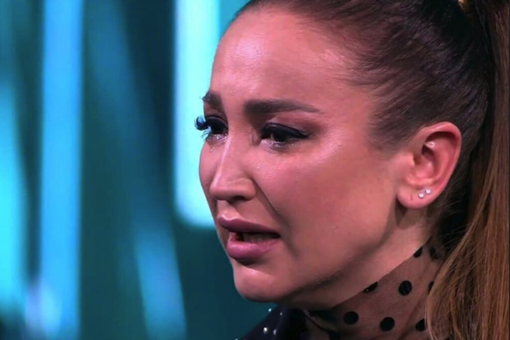 Ольга Бузова в слезах во время интервью или шоу, выражая эмоции. Источник: https://www.kp.ru/putevoditel/serialy/svetskie-novosti/buzova-let-slezy/