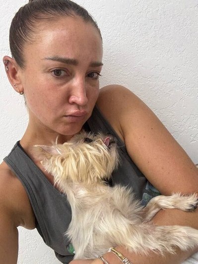 Oльга Бузова в слезах с собакой на руках, показывая эмоциональное состояние. Источник: https://tv.mail.ru/news/95212-olga-buzova-vyilozhila-foto-v-slezah-plachu-ot-bessiliya/