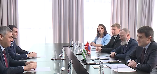     Михаил Котюков встретился с вице-премьером Абхазии Вараздатом Миносяном