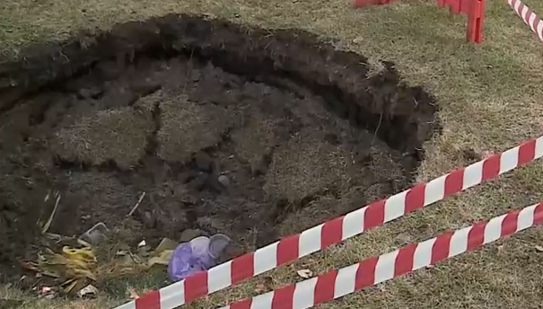     Опасную яму обнаружили красноярцы на улице Взлетной