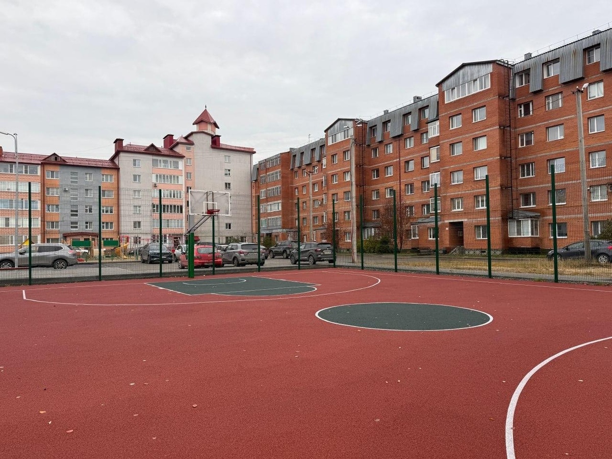    В Югорске подрядчик привел в порядок некачественно установленную спортплощадку