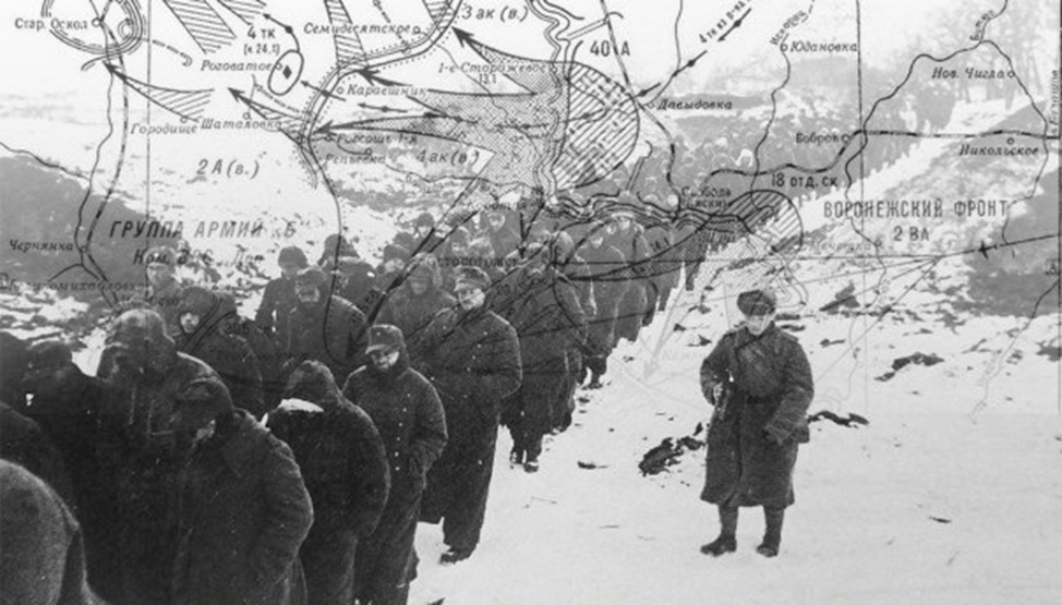 Красноармеец конвоирует колонну немецких военнопленных под Россошью. 1943 год.