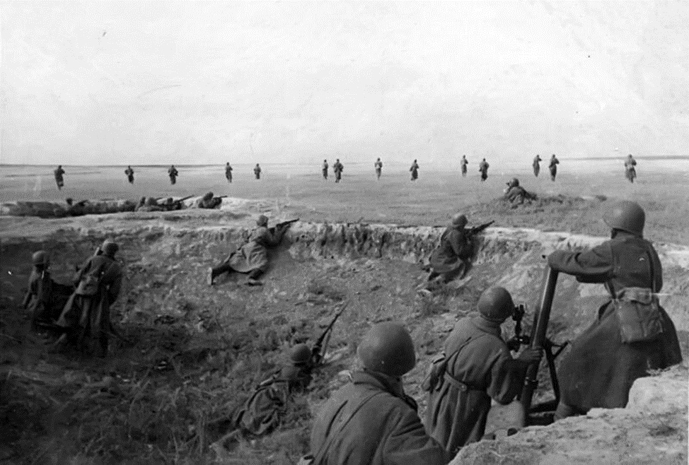 Миномётный расчёт прикрывает атаку советской пехоты в степи севернее Сталинграда. 1942 год.