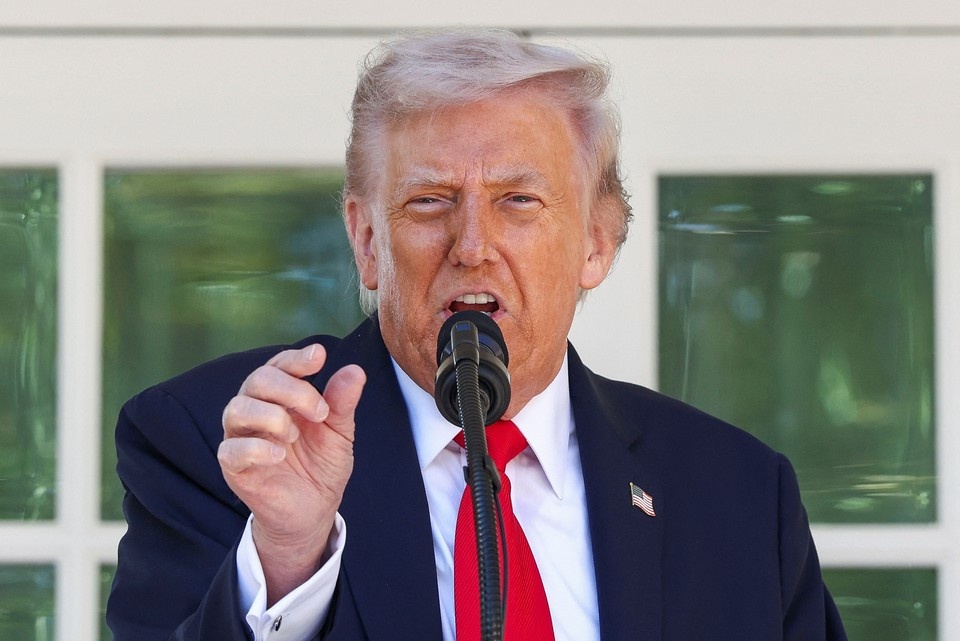    Трамп хитрит и ходит по краю REUTERS
