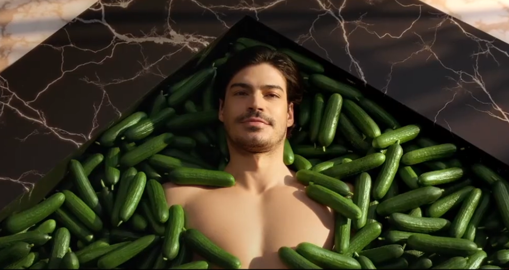 Кадр из рекламы огурцов Ботаника "Освежает, хрустит, качает" (2025)