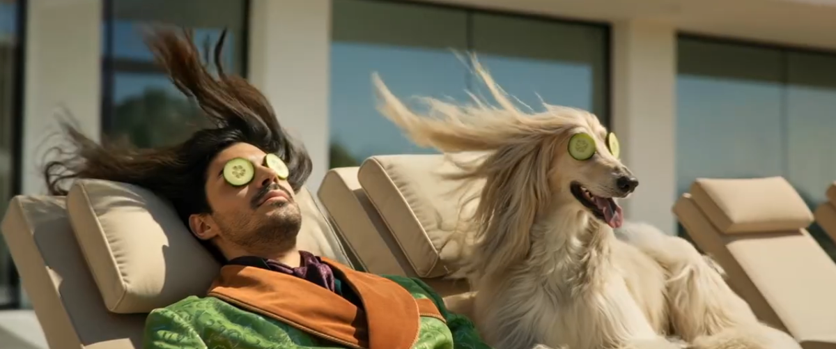 Кадр из рекламы огурцов Ботаника "Освежает, хрустит, качает" (2025)