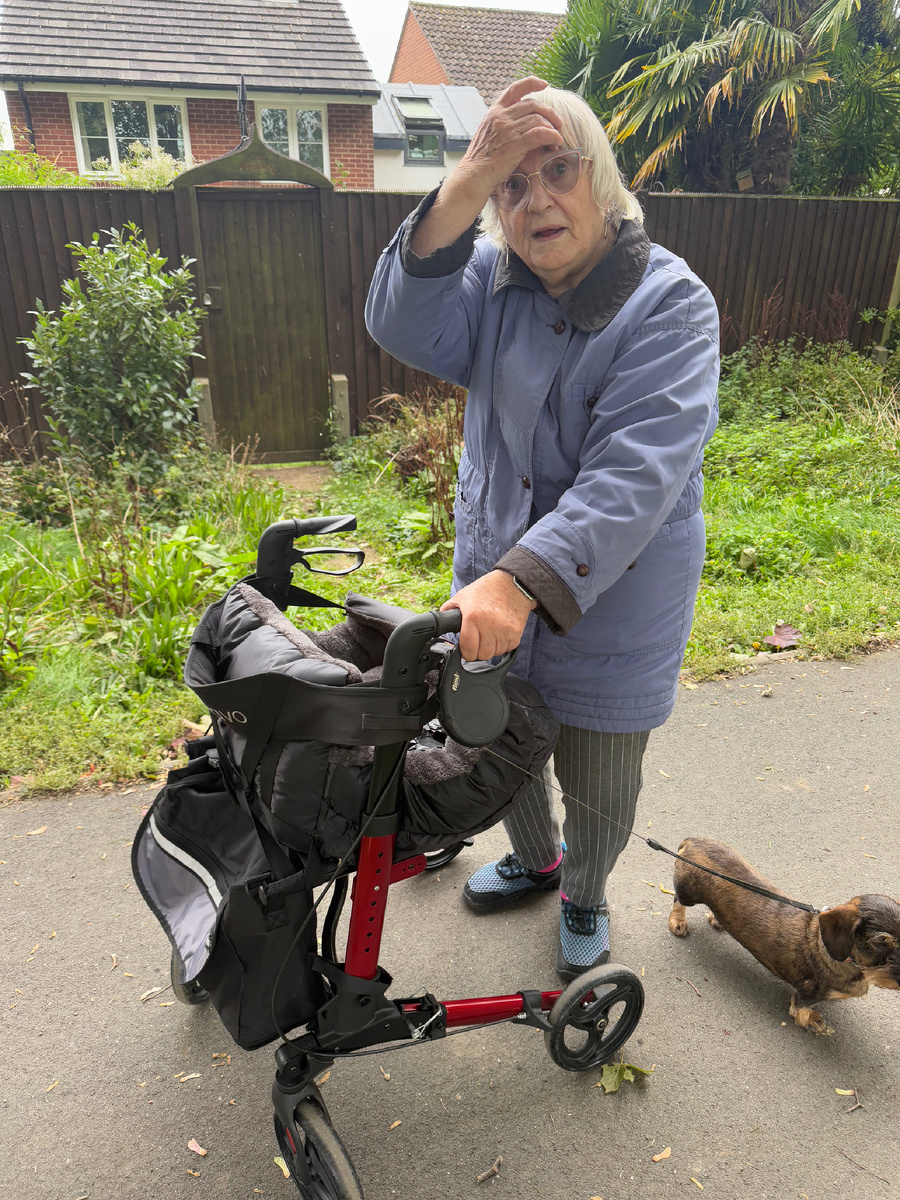 Шиила рассказывает про то, как надо печь хлеб. Фотография из личного архива. 