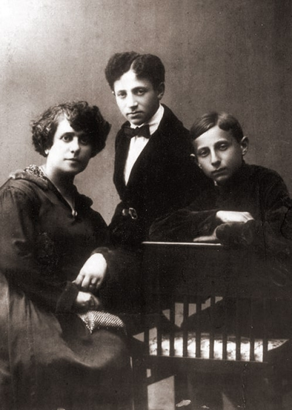    С преподавателем Сарой Тиграновой и сокурсником