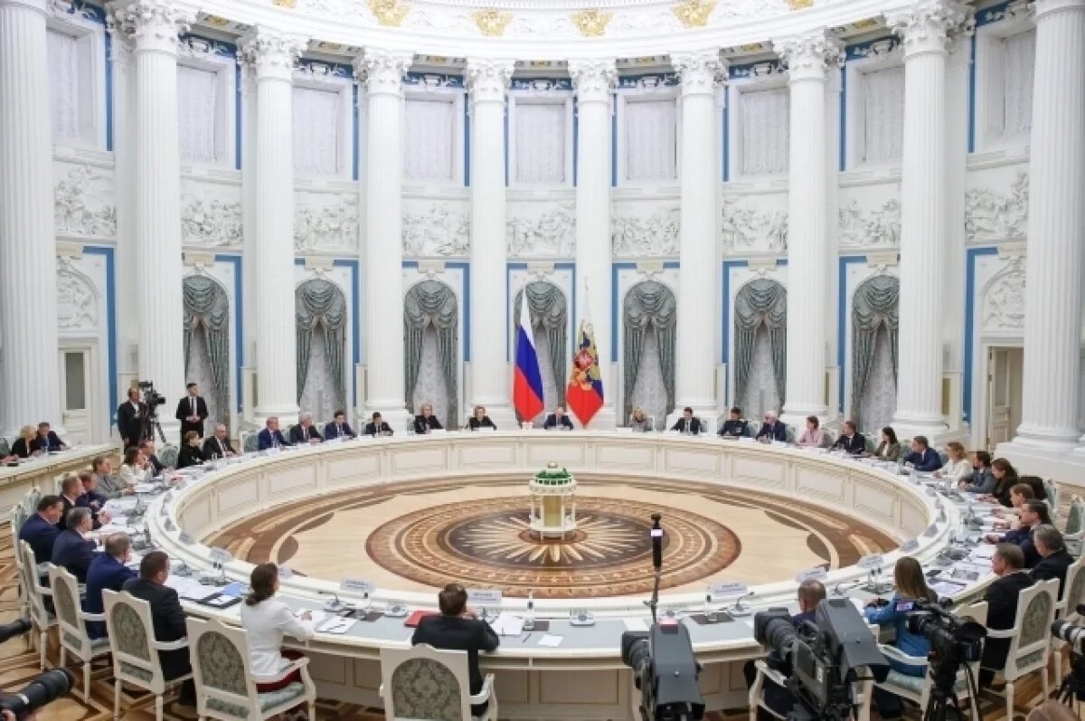    Путин остался слушать доклад Матвиенко о демографии, несмотря на дела