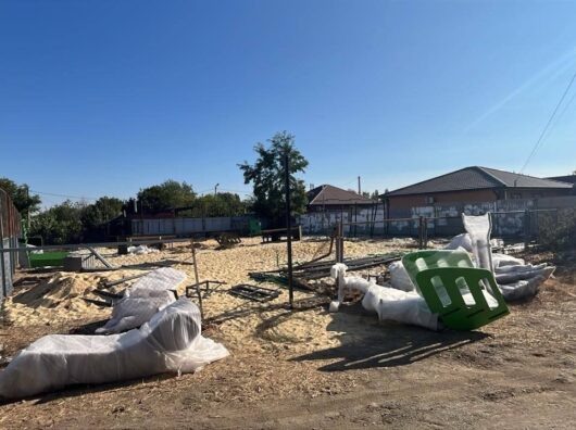    демонтаж детских площадок в Каменск-Шахтинском // фото: Telegram-канал Юрия Слюсаря