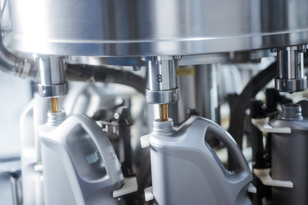    Автоматическая установка для розлива масел на Московском заводе смазочных материалов «Газпром нефти» во Фрязино