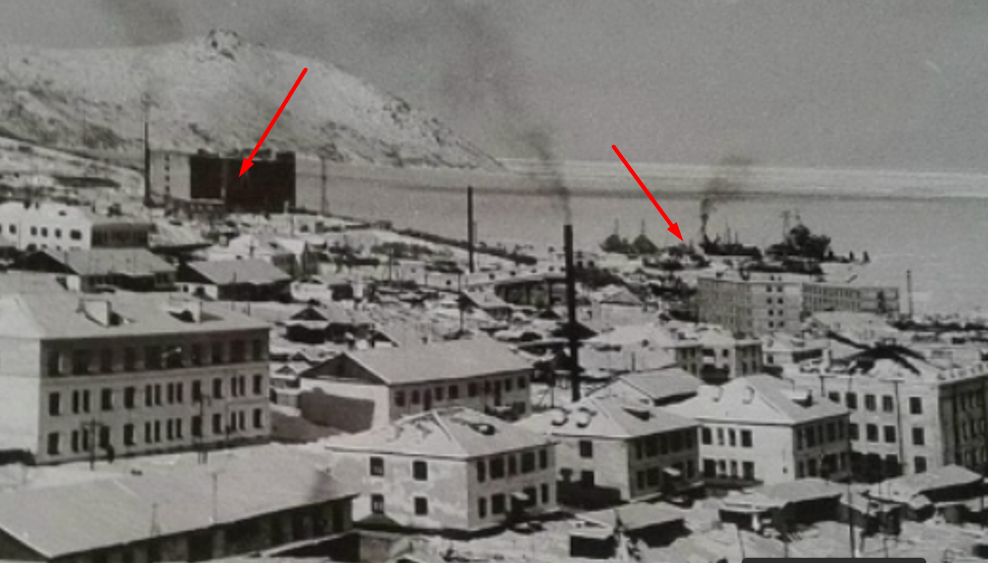 Магадан, Марчекан. Зима. На фото стрелками обозначены казарма подводников и место стоянки подводных лодок.  Фото:  immunocap.ru