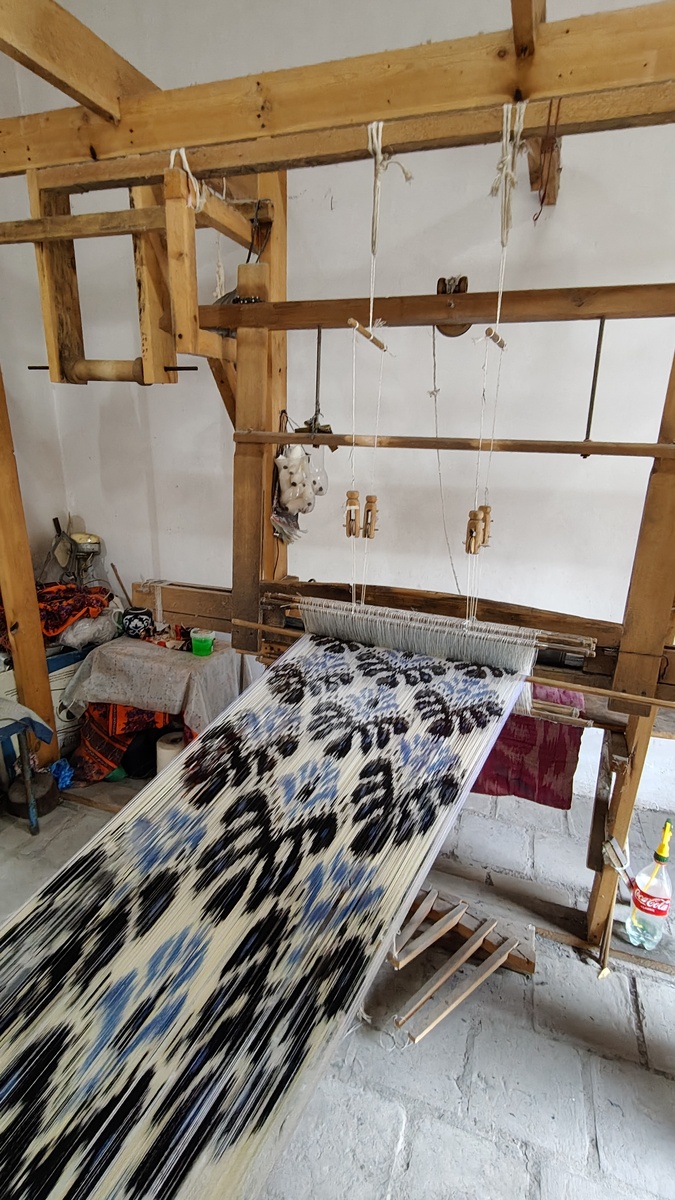 Это ещё не ткань , это натянуты нити. 