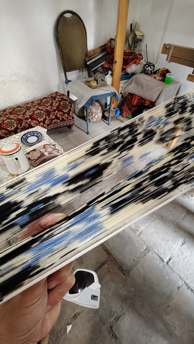 Здесь хорошо видно, что это нити. Их окрашивают тонкими пучками 