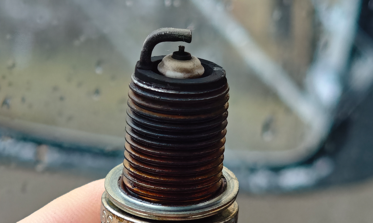 Электроды чистые, но свеча в саже. Все 4 свечи имели такой вид.