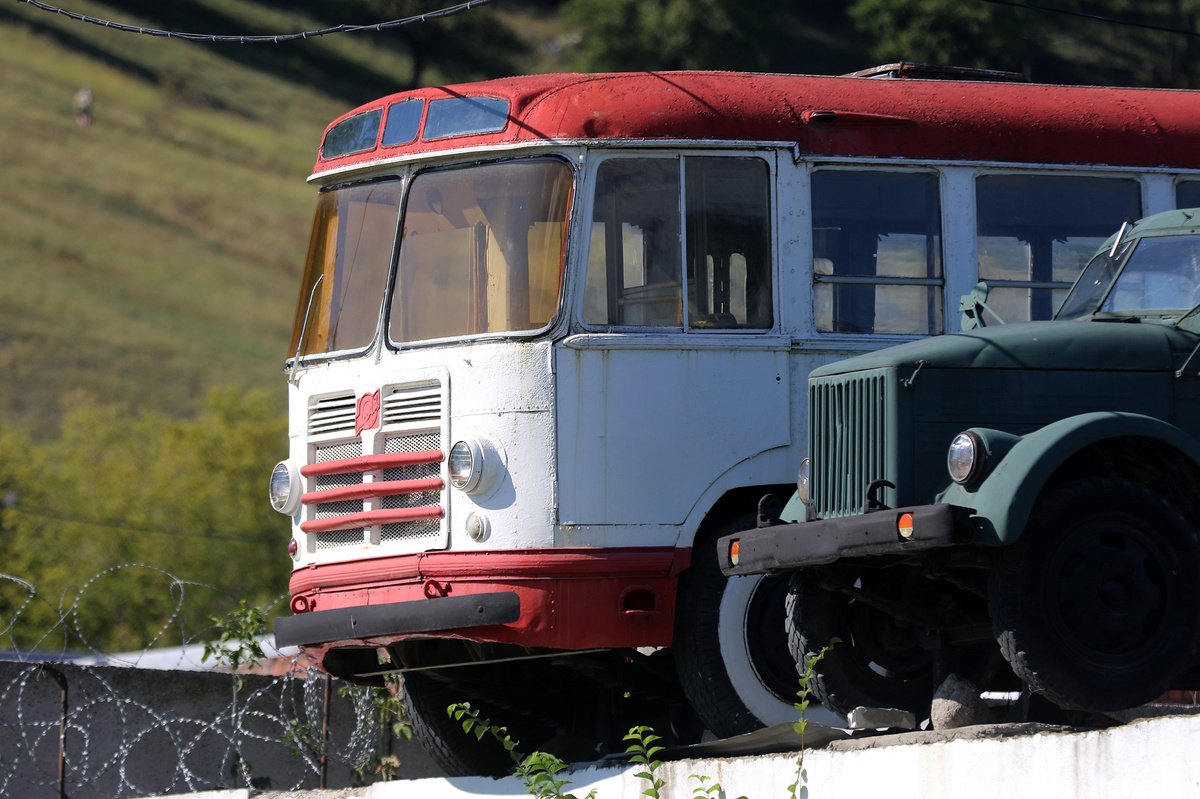 ЗиЛ/ЛиАЗ-158В и ГАЗ-51 на постаменте у ЖАТП