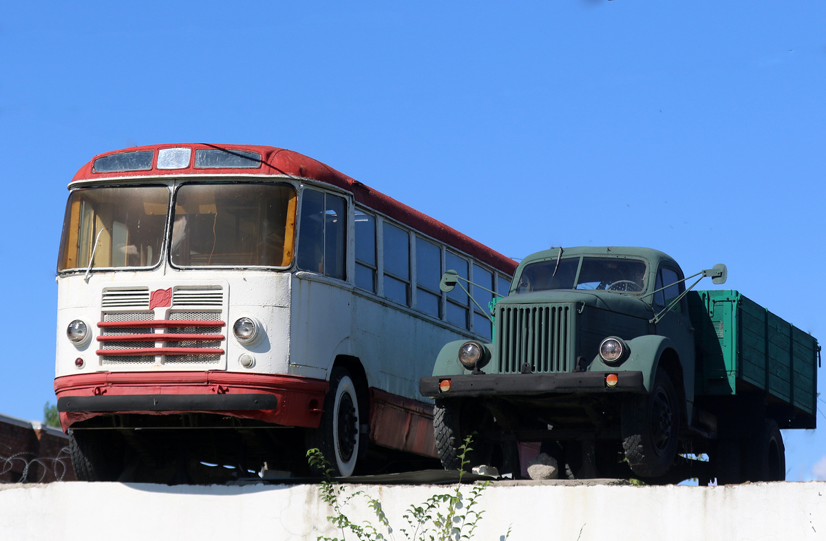 памятник технике и дань памяти заслугам профессиональных водителей – сотрудников автопредприятия. Данный автобус - редкость в качестве памятника, обычно устанавливают более свежие ЛиАЗ-677