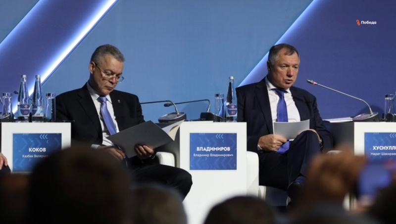    Марат Хуснуллин на пленарном заседании с губернатором Ставрополья Владимиром Владимировым Фото: Валерия Алтухова / / ИА «Победа26»