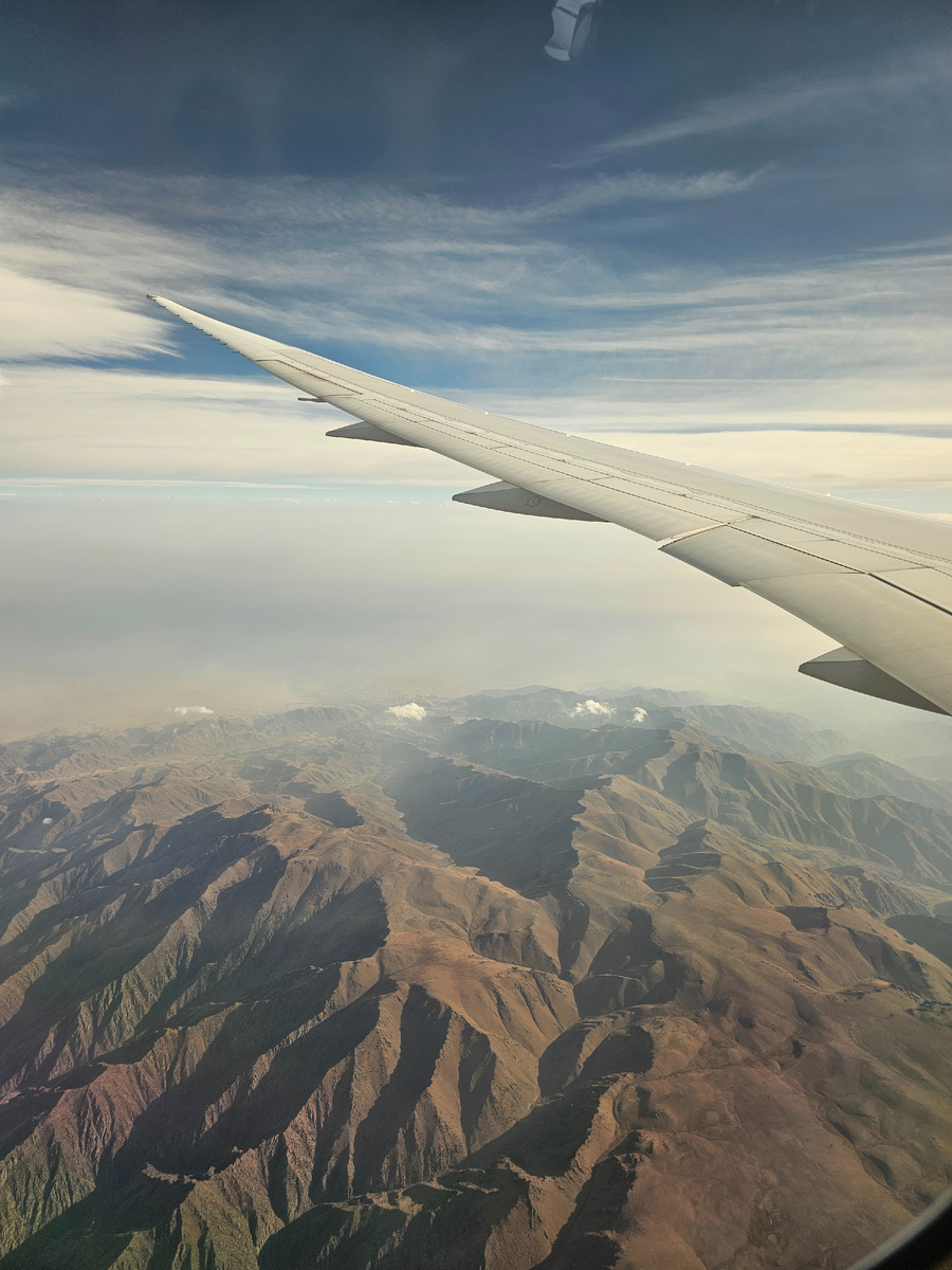 Во время путешествия пролетали вот над такими горами в Китае. Фото: Парадная гостья
