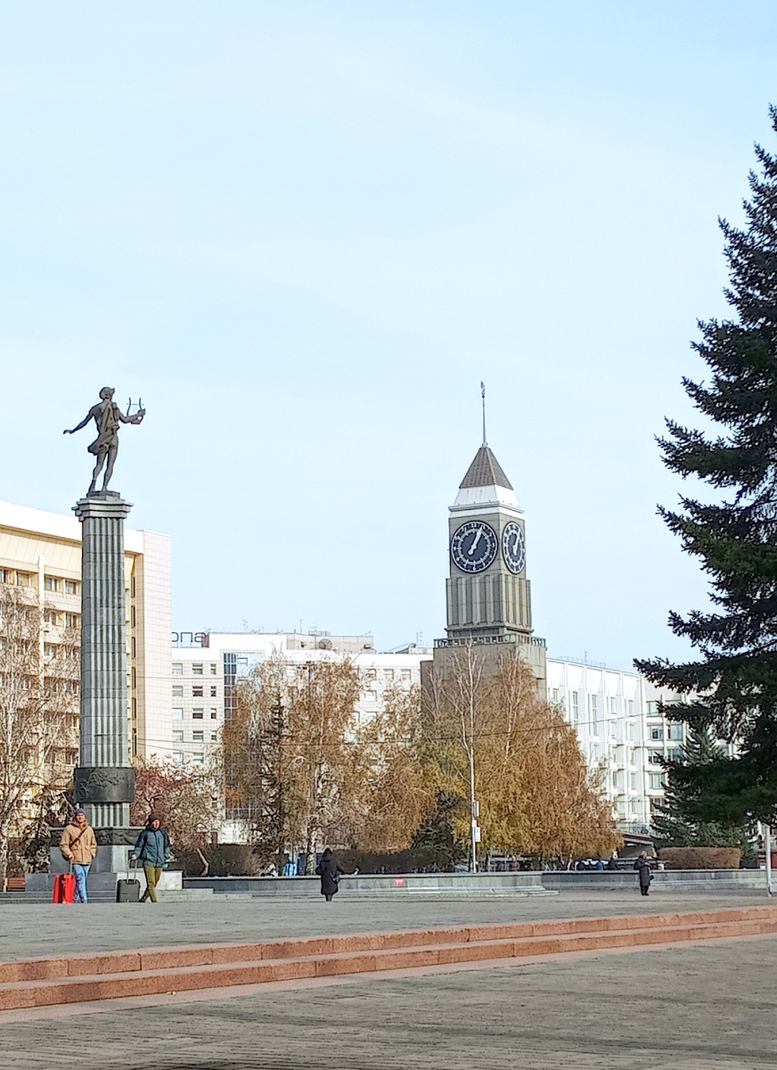 Театральная площадь. Орфей перед входом в театр Оперы и балета. Часы на здании мэрии, известные как Красноярский Биг-Бен. Каждый час они играют мелодию. По праздникам её меняют на ту, что соответствует событию. 