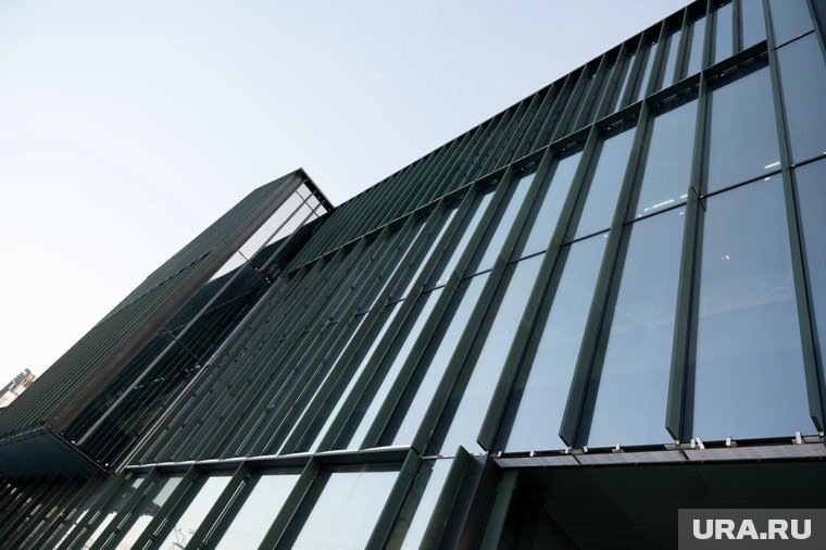     Сотрудники галереи перевозят экспонаты в новое здание