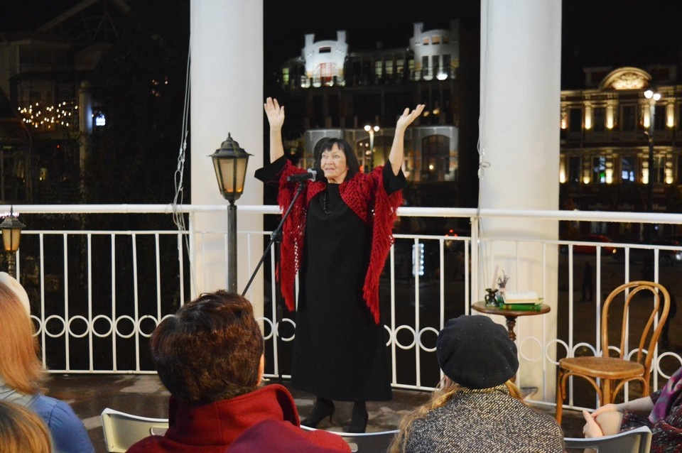    Эмоциональные строки трогали не только собравшихся на театральном балконе, но и людей на улице Анастасия АСТАШОВА