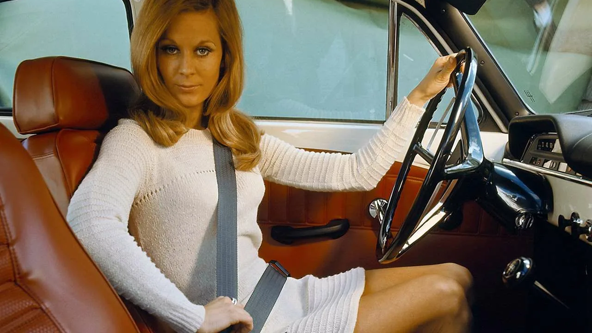 Рекламная фотография трёхточечного ремня безопасности, который изобрел шведский инженер Нильс Болин.