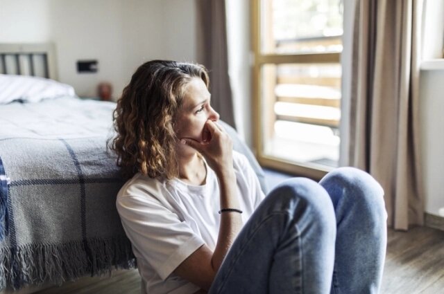    Для женщины сон об одиночестве часто символизирует скрытую усталость. Фото: istockphoto.com/ JulPo