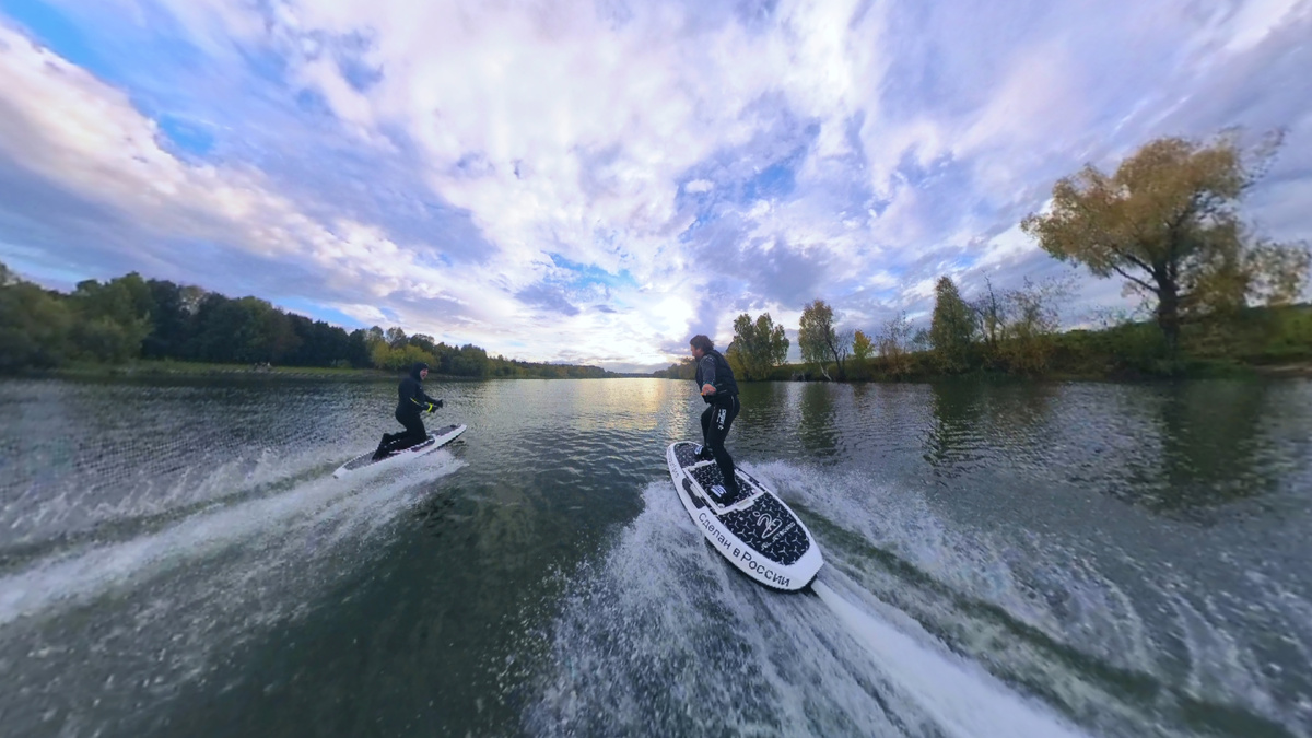 Катаем по Москве-реке с друзьями!