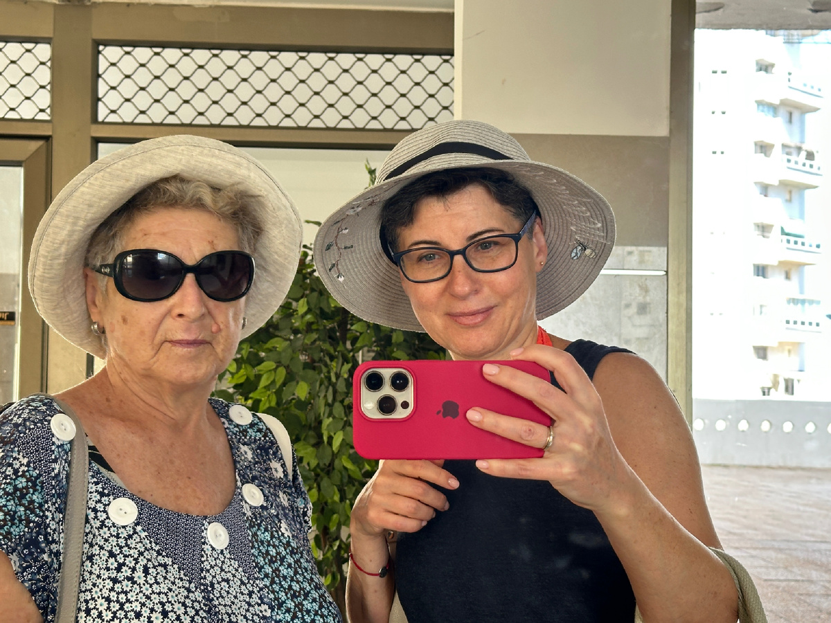 Мы с мамой в холле дома