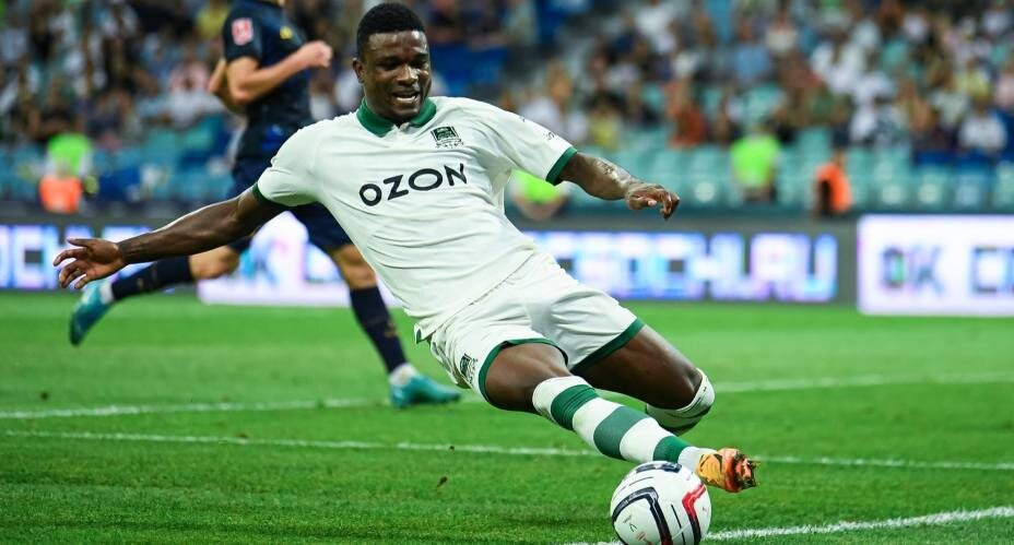    Джон Кордоба борется за мяч. Фото: Соцсети ФК "Краснодар"