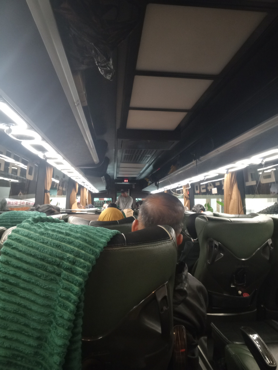 Автобус. Мужчина, зайдя на остановке, предлагает пассажирам напиток