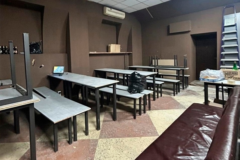    Питейное заведение на проспекте Победы, 159 проверили активисты "Народного контроля". Рейд проводился по жалобам жителей.