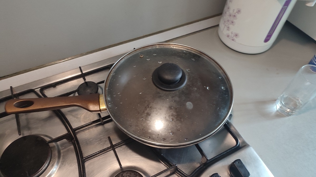    Куда нужно выливать остатки масла со сковороды: вы обязательно должны это запомнить