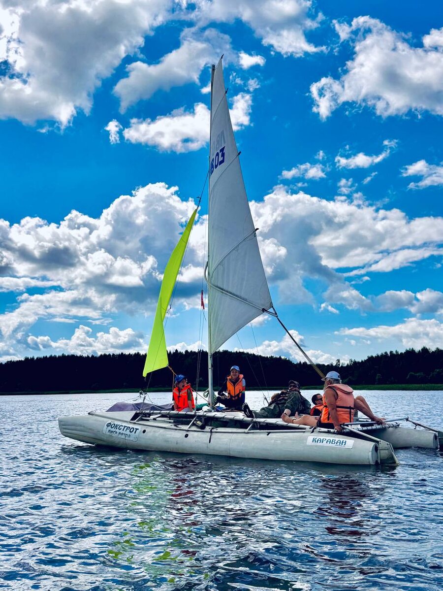 Мы с экипажем на катамаране караван