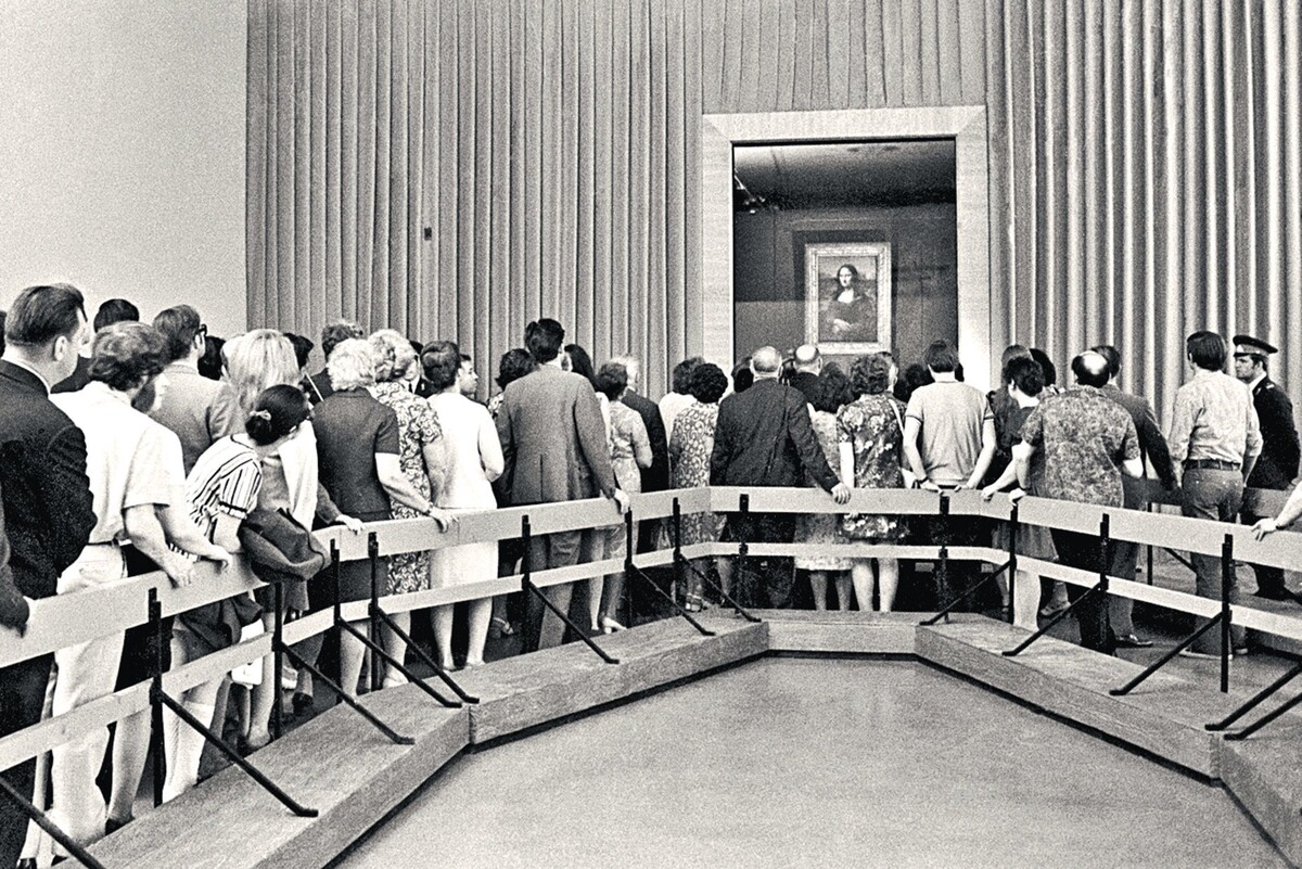    Более двух миллионов человек пришли в ГМИИ им. Пушкина в 1974 году посмотреть на всемирно известную "Джоконду". В очереди стояли до 15 часов./Александра Конькова и Валентина Черединцева/ Фотохроника ТАСС