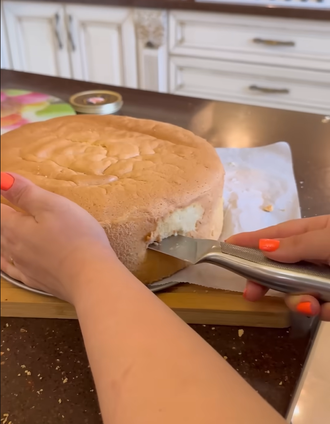 Готовый бисквит разрезаем на коржи