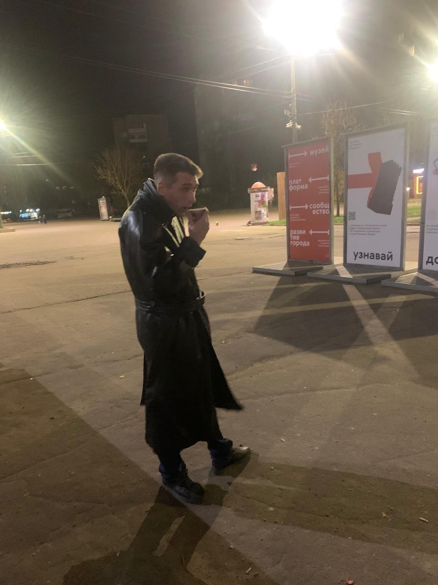 человек в кожаном плаще