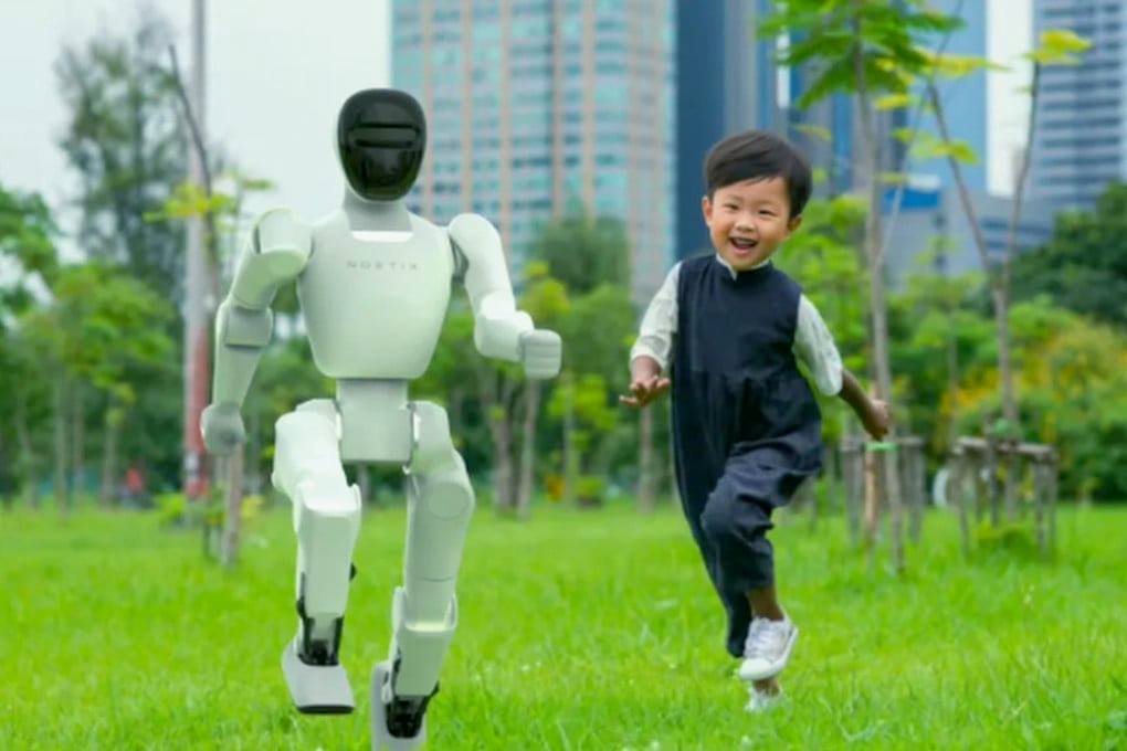 Робот Noetix с ребенком