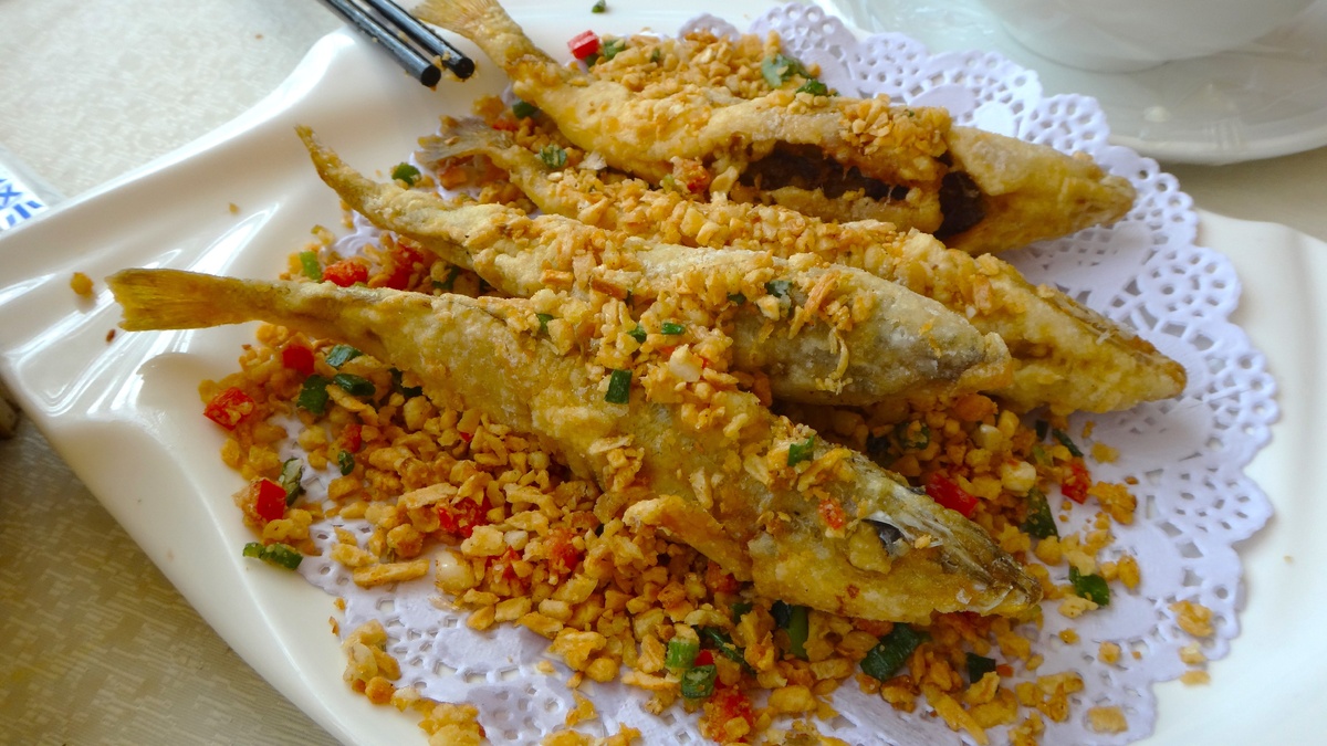    Добавляю в сковороду, и жареная рыбка всегда получается сочной - мясо не высыхает и не разваливается
