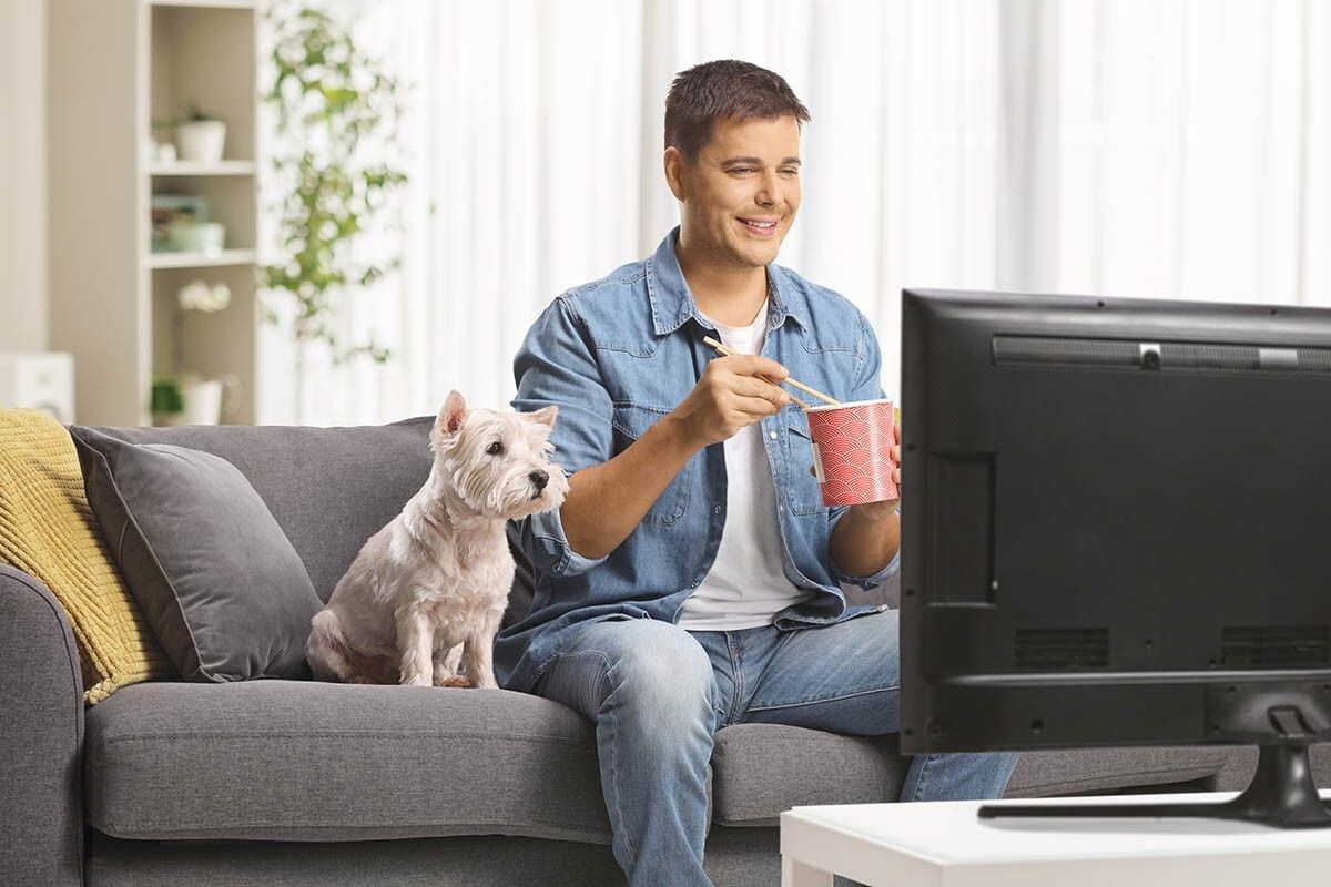 ТВ-бокс экономит деньги на покупке нового телевизора. Источник: Ljupco Smokovski / Shutterstock / FOTODOM📷
