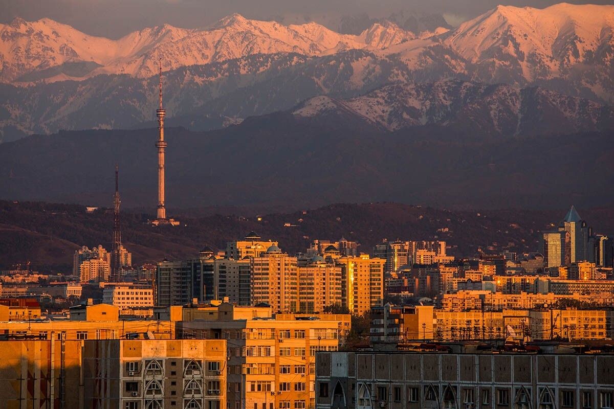 Город Алматы построен в низине в окружении гор. Источник: Ivan Bessedin / Shutterstock / FOTODOM📷
