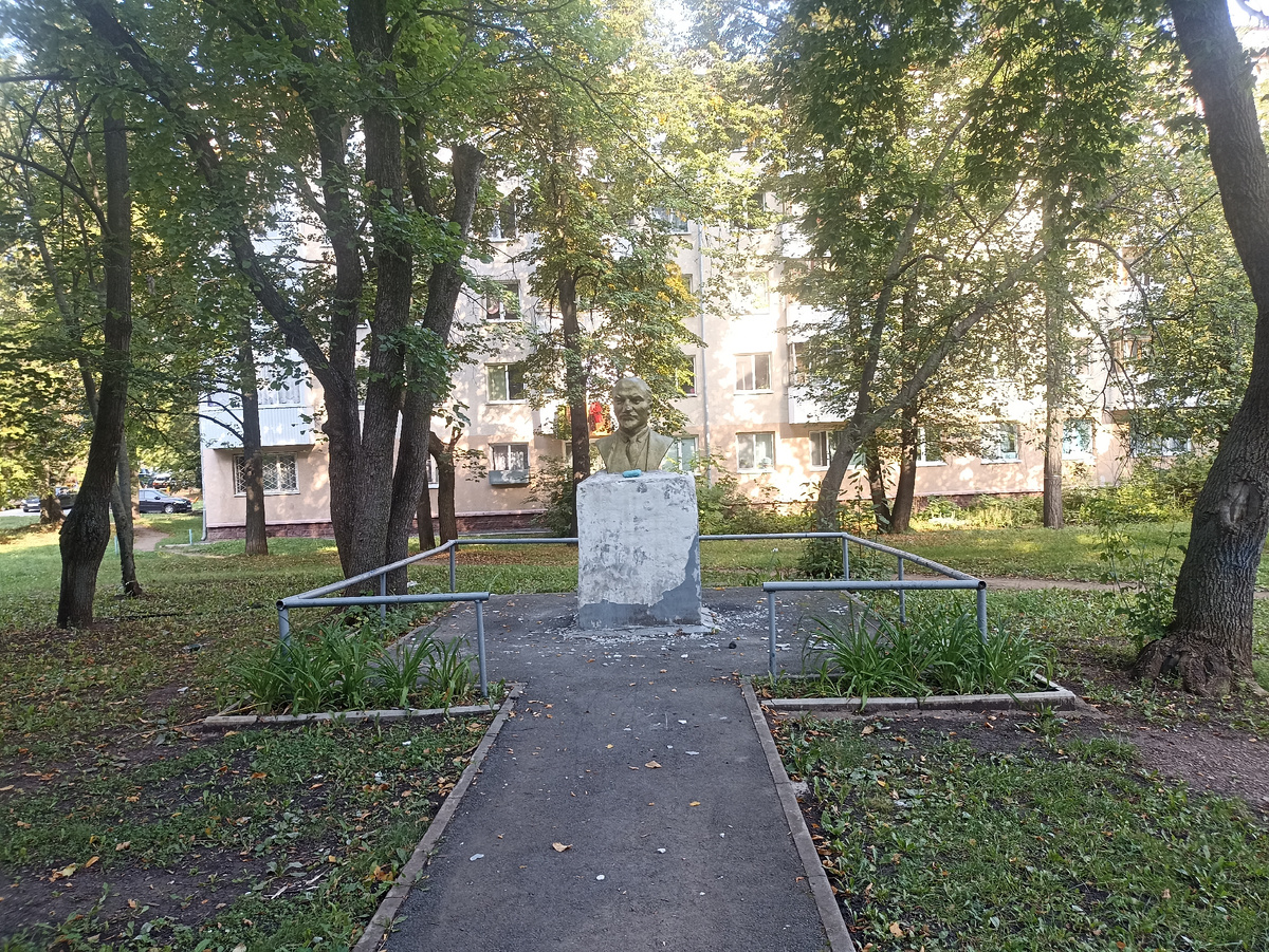 Бюст В.И. Ленина в жилом дворе Уфы