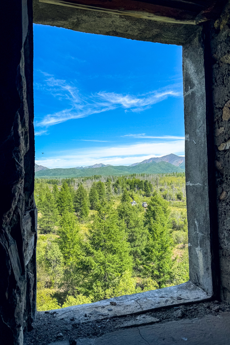 Вид из главного корпуса. Вдалеке видны наши машины.