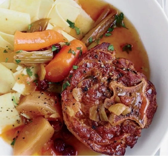 Нежная баранья шея, тушёная с овощами