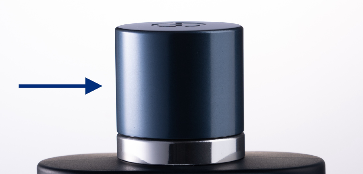 Актуальный градиентный блик на глянцевой поверхности. Предметная съемка парфюмерии.