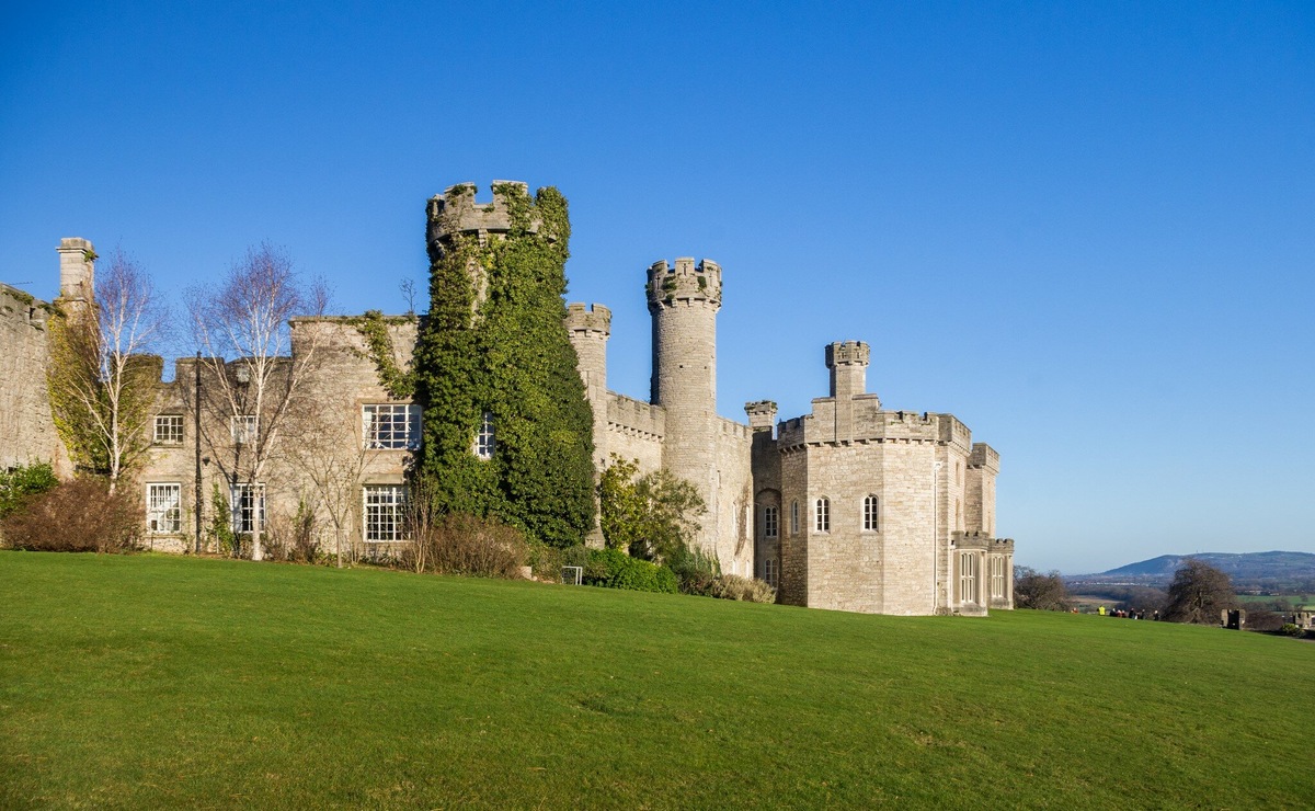 Замок из местного известняка примечателен многочисленными высокими башнями и зубчатыми стенами. Фото: sosn-a / Shutterstock / Fotodom