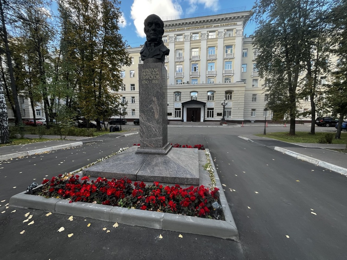 Бюст Н.И Пирогова на территории клиники / Фото автора