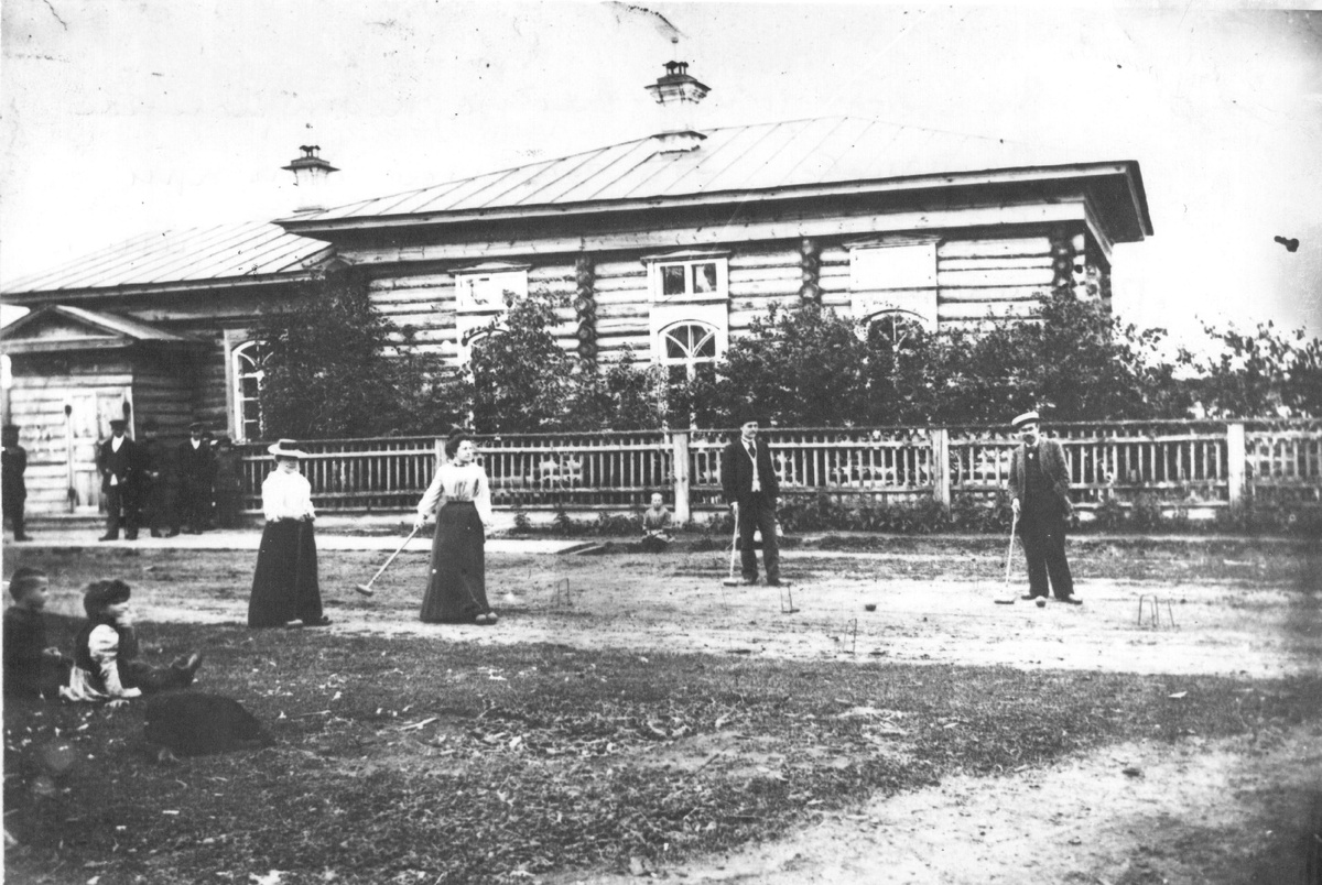 Интеллигенция поселка, играющая в крокет (английская популярная игра 19 века) на фоне театра. Фото датируется 1910-ми годами 20 века. 