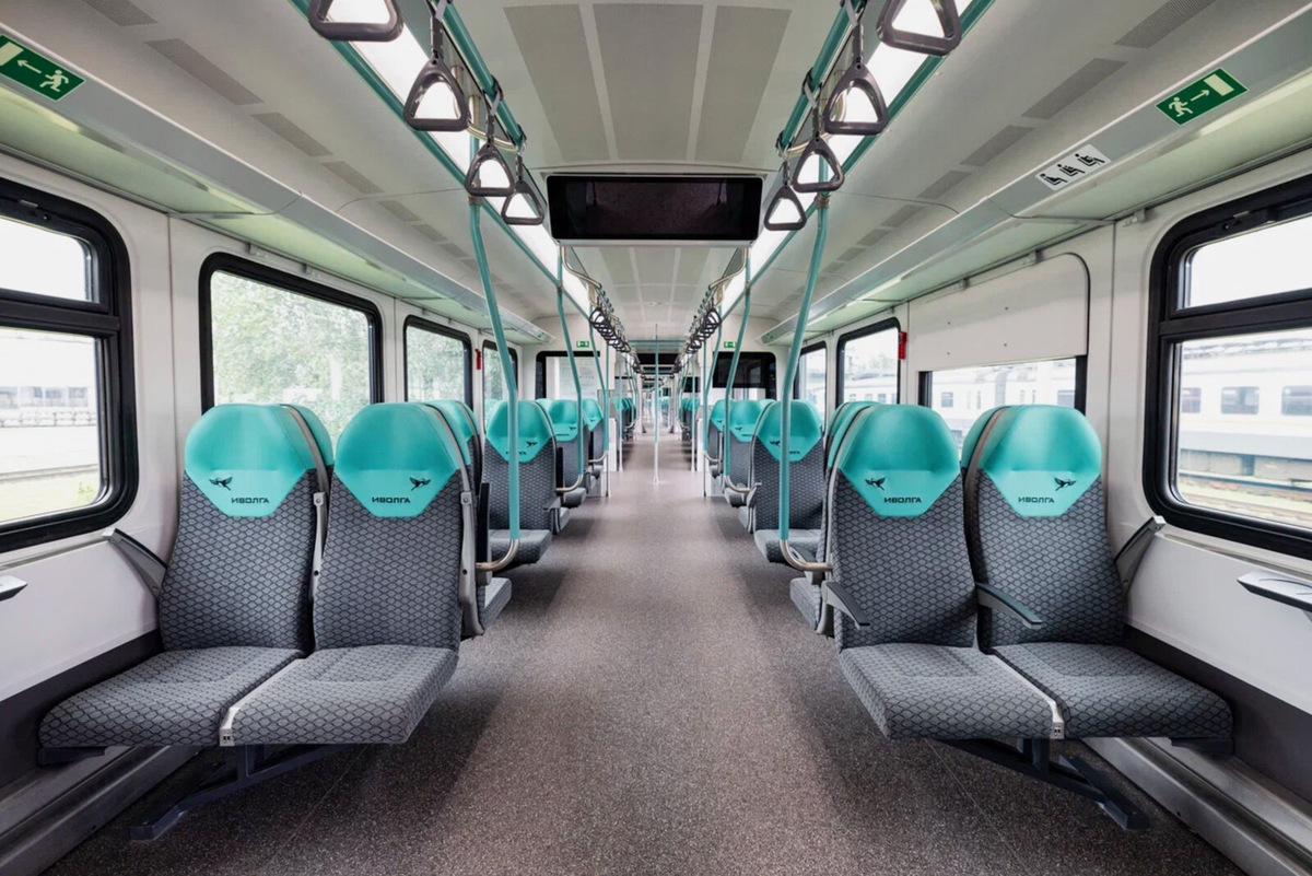 У поезда плавный ход, более комфортный вход и выход из вагонов — три двери против двух у предыдущих версий поезда. Внутри — возможность беспроводной зарядки, климат-контроль, отдельно места для людей с габаритным багажом, включая коляски и велосипеды